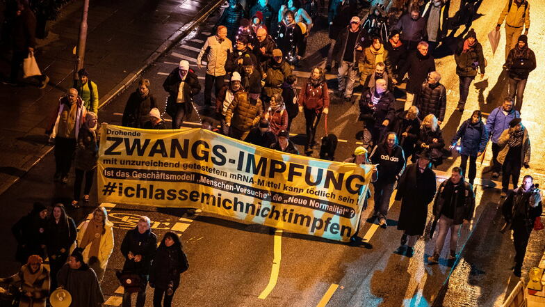 Stuttgart: Menschen ziehen bei einer Demonstration gegen die Corona-Maßnahmen der Bundesregierung durch Stuttgart.