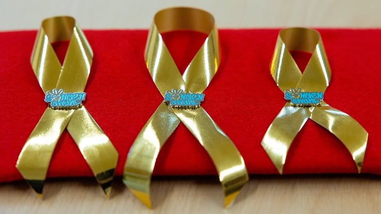 Die goldenen Schleifen, das Symbol der Kinderkrebshilfe, werden am Mittwoch an die kleinen und großen Helden verteilt.