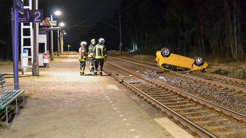 Während der Unfallaufnahme und Bergung des Fahrzeuges wurde die Bahnstrecke in Lauta vorübergehend gesperrt.