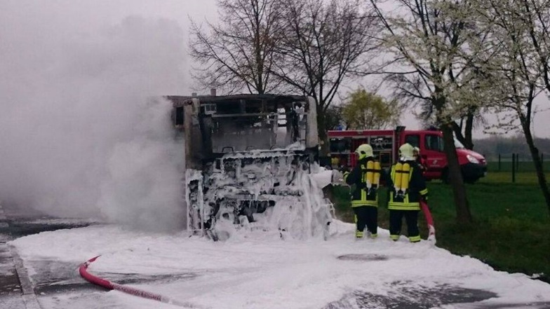 Die Feuerwehr konnten mit Schaum den Brand ersticken, doch der Bus taugt nur noch für den Schrottplatz.