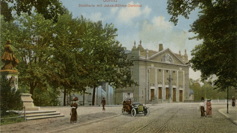 Eine Postkarte zeigt die frisch errichtete Stadthalle mit dem Böhme-Denkmal, schätzungsweise um 1920.
