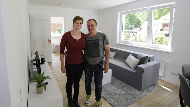 Glücklich über ihre neue Wohnung: Jenny Hieronymus und Rolf Stiehler bezahlen in ihrer Sozialwohnung in der Ulmenstraße rund 900 Euro warm für 95 Quadratmeter.