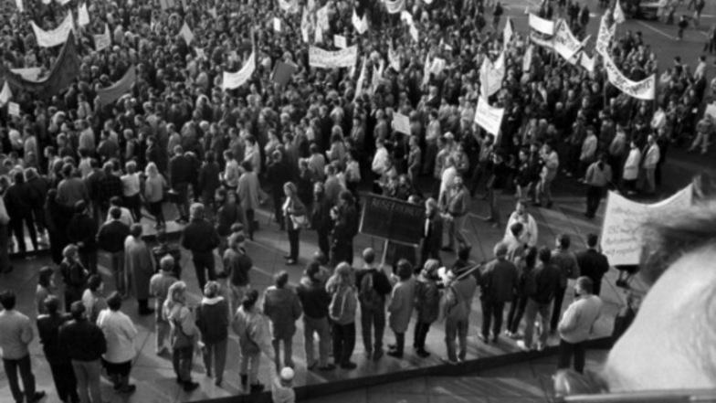 Dass die Stasi ihr eigenes Volk beobachtete und bei Protestzügen aktiv wurde wie hier im Herbst 1989, ist bekannt. Weniger aber, dass Mielkes Truppe 1980 in Westberlin einen Streik niederschlug.