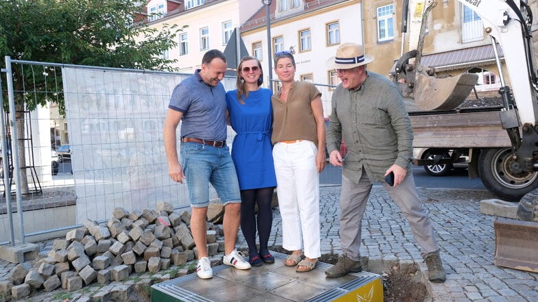 V.l.: Spender Daniel Winkler, Anett Riße, Juliane Eisenmenger (Stiftung) und Unternehmer Uwe Riße hatten am Donnerstag schon Spaß auf dem Tanzglockenspiel.