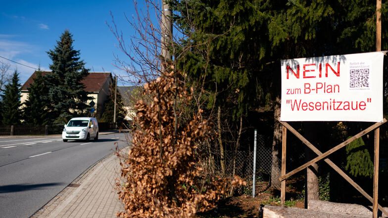 Anwohner der Wilthener Straße in Neukirch machen deutlich, was sie vom Bebauungsplan halten. Auch nach der Einwohnerversammlung vom Montag haben sie noch viele Fragen.