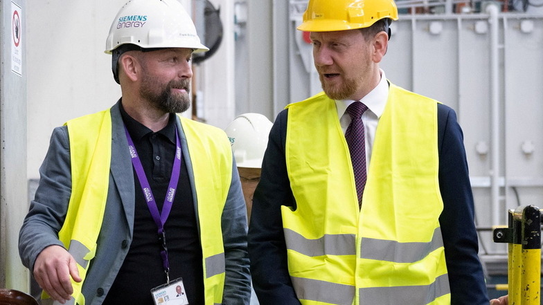 Ministerpräsident Michael Kretschmer (r.) besuchte das Transformatorenwerk Siemens Energy in Dresden. Er will, dass auch Sachsens Schüler mehr Betriebe besuchen.