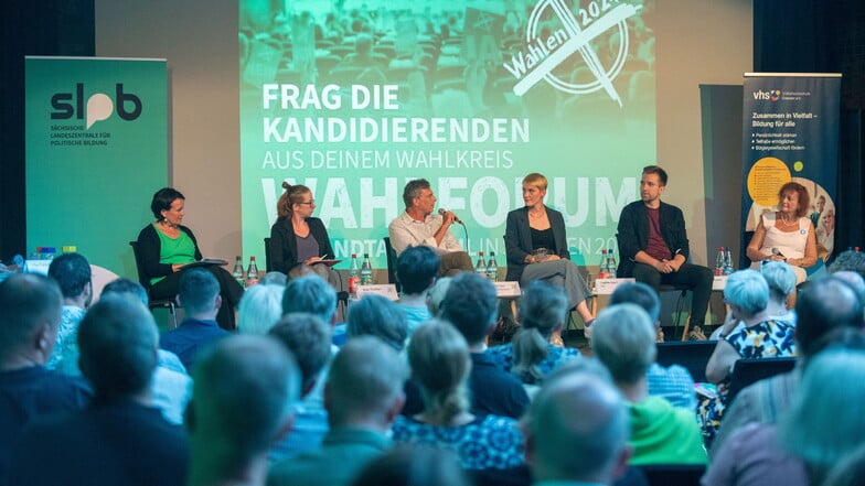 Barbara Oehlke (CDU, v.l.), Anja Stephan (Linke), Thomas Löser (Grüne), Sophie Koch (SPD), Carl Gruner (FDP) und Ulrike Rothe (BSW) im Podium.