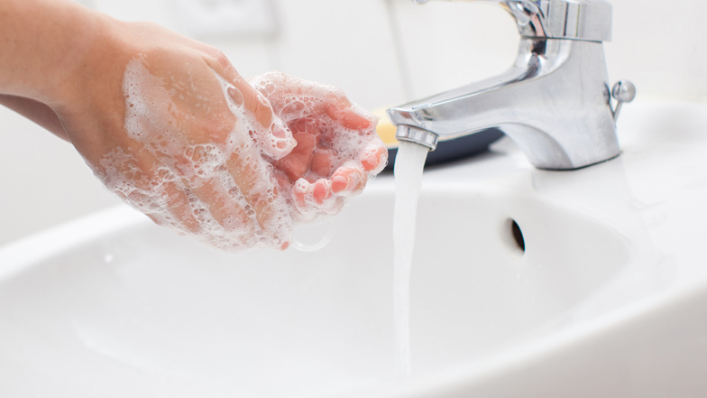 Regelmäßiges und gründliches Händewaschen mit Seife hilft dabei, die Gesundheit zu schützen.