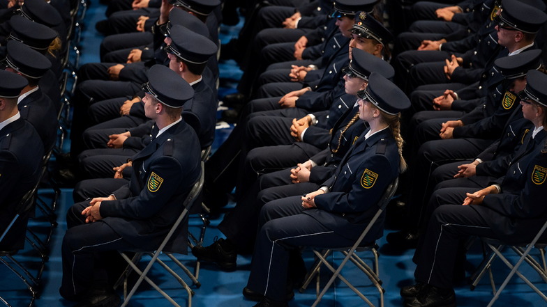 Junge Polizeianwärter in Dresden in der Ballsportarena. Die 600 Auszubildenden und Studenten der Polizei legen ihren Amtseid ab.