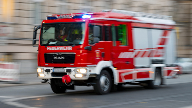 Ein Feuerwehrauto fährt mit Blaulicht zum Einsatz. In Sachsen werden die Einsätze oft den Verursachern in Rechnung gestellt.