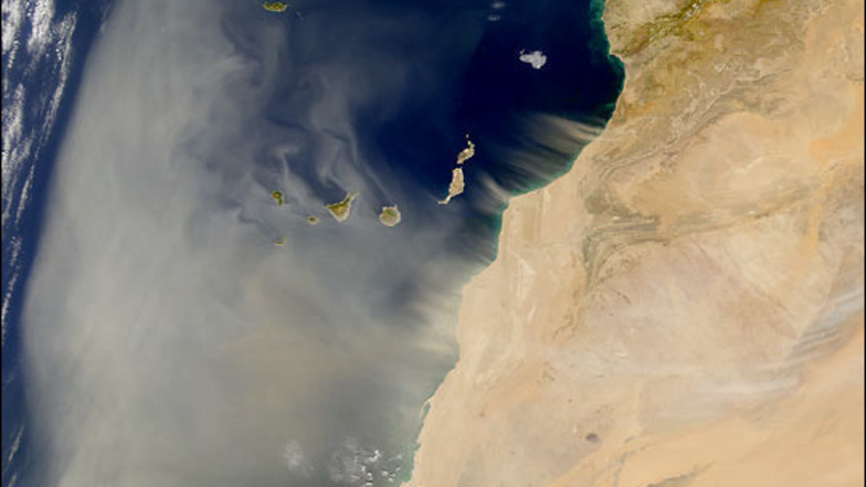 Ein Nasa-Satellitenfoto zeigt Wüstenstürme über der Sahara, die Sand vom afrikanischen Kontinent (r) bis zu den Kanarischen Inseln (l) wehen. Doch dieses Mal kam der Staub aus einer anderen Richtung.
