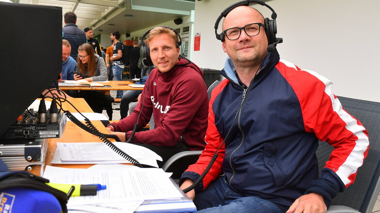 Dynamos Ex-Kapitän Marco Hartmann (l.) als Experte bei einem Dynamo-Testspiel an der Seite von Radio-Dresden-Reporter Jens Umbreit.