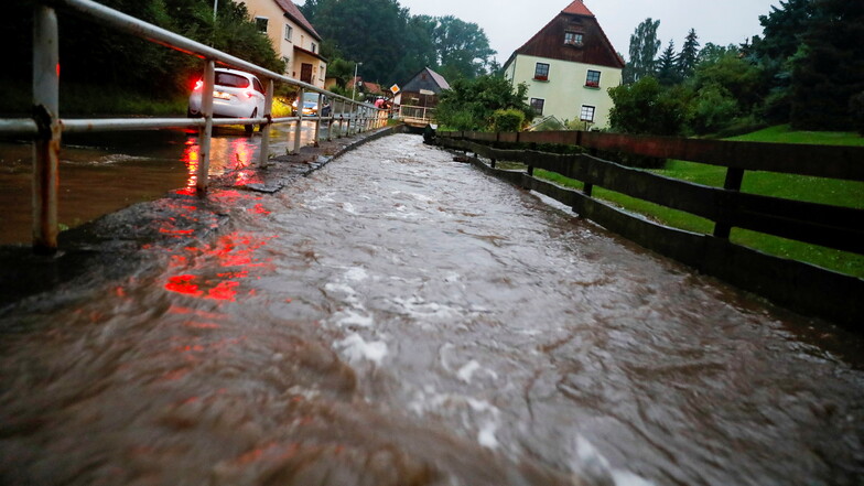 Die Hauptstraße war in Mittelherwigsdorf überflutet. Der Bach drückte das Wasser in Häuser und Keller. 1,50 Meter stand der Heizungskeller der Grundschule unter Wasser.