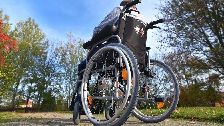 Udo M., hier auf einem Foto vom Oktober, will nicht erkannt werden. Seit dem brutalen Überfall sitzt der 51-Jährige im Rollstuhl.