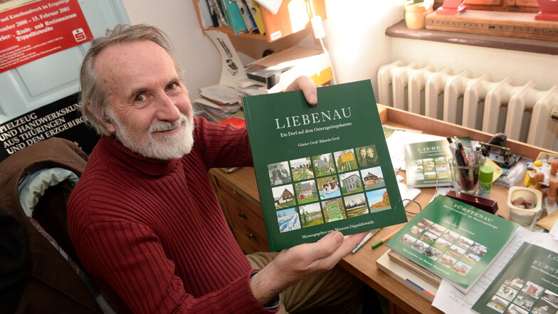 Günter Groß zeigt hier seinen Band über den Altenberger Ortsteil Liebenau. Soeben hat er ein ähnliches Buch über die Glashütter Orte Rückenhain und Neudörfel druckfertig gemacht.