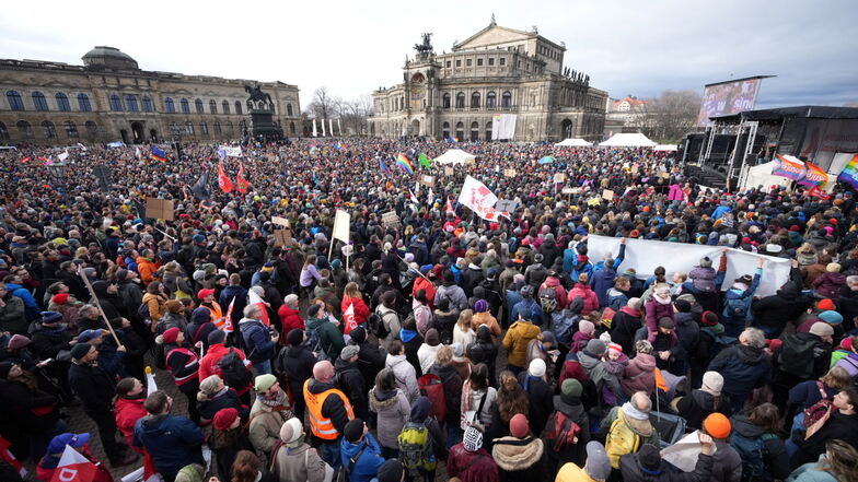 Über 10.000 Menschen demonstrierten am Samstag in Dresden gegen Rechts.