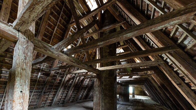 Die Balken im Dachstuhl sind noch original erhalten. Sie stammen vom Ende des 15. Jahrhunderts..