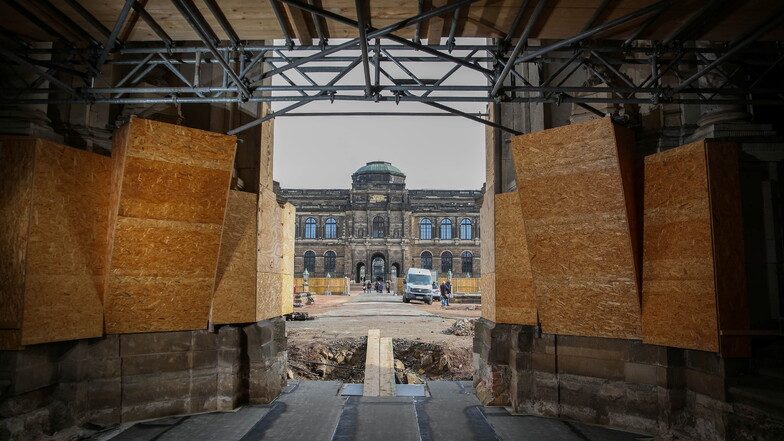 Unterm Kronentor musste die Stahlbetonplatte und über 300 Jahre alte Fundamente erneuert werden. So sah es während er Bauzeit im März 2022 aus.