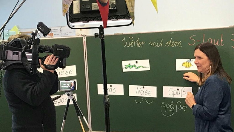 Grundschullehrerin Ines Kutzner beim Dreh fürs MDR-Fernsehen.