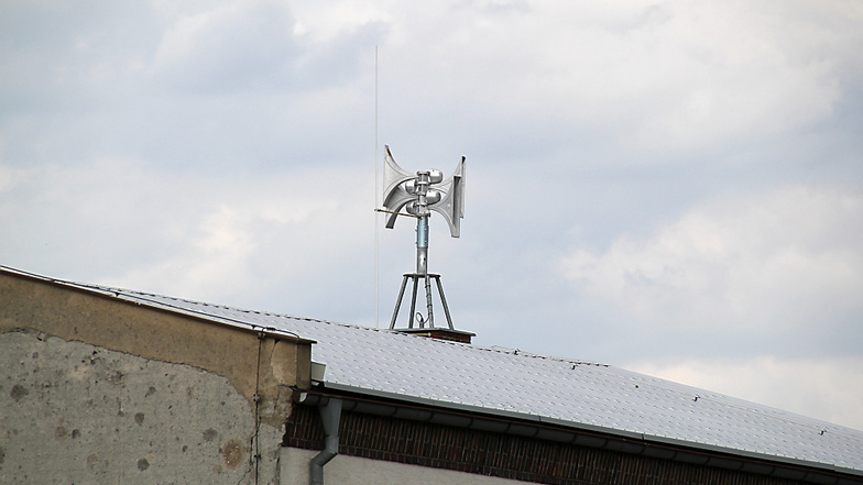 Diese Sirene auf dem Dach der ehemaligen Tischlerei in Schwarzkollm sorgt zunehmen für Beschwerden aus der Bürgerschaft. Sie ist zu oft in Betrieb, heißt es.
