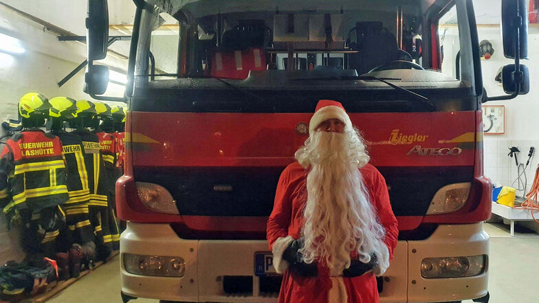 Die Glashütter Feuerwehr kutschierte den Weihnachtsmann durchs Stadtgebiet, damit der eine Mission erfüllen konnte.