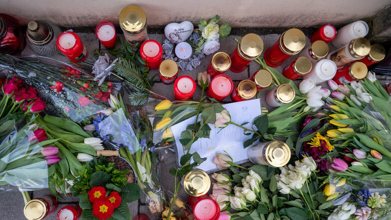 Auch vor der Polizeiinspektion Kusel wurden Blumen und Kerzen im Gedenken an die getöteten Polizeibeamten niedergelegt.