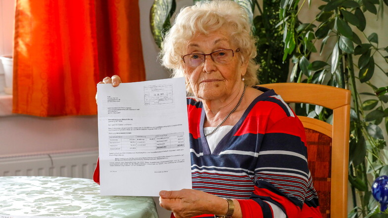 Rentnerin Christa Kermer zeigt das Schreiben der KWV Olbersdorf, in dem ihr ab Januar eine saftige Mieterhöhung angekündigt wird.