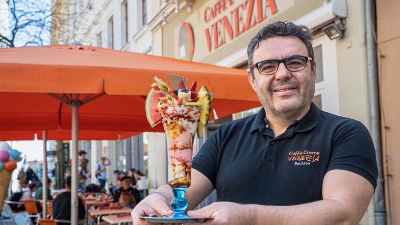 Sergio Seresin vom Eiscafé Venezia auf der Bautzener Reichenstraße verlangt jetzt pro Kugel Eis mit 1,60 Euro zehn Cent mehr als 2022. Auch viele andere Eisanbieter im Landkreis Bautzen haben die Preise angehoben.