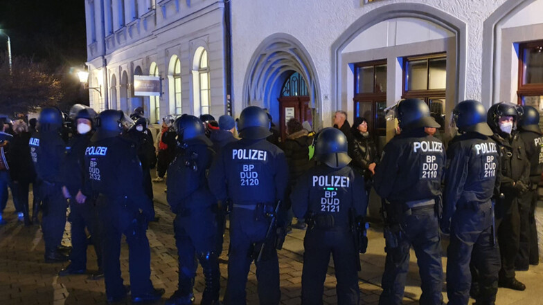 In Freiberg hat die Polizei Teilnehmer einer Demo gegen die Corona-Politik eingekesselt. Zuvor war es dort zu Angriffen auf Bundespolizisten gekommen.