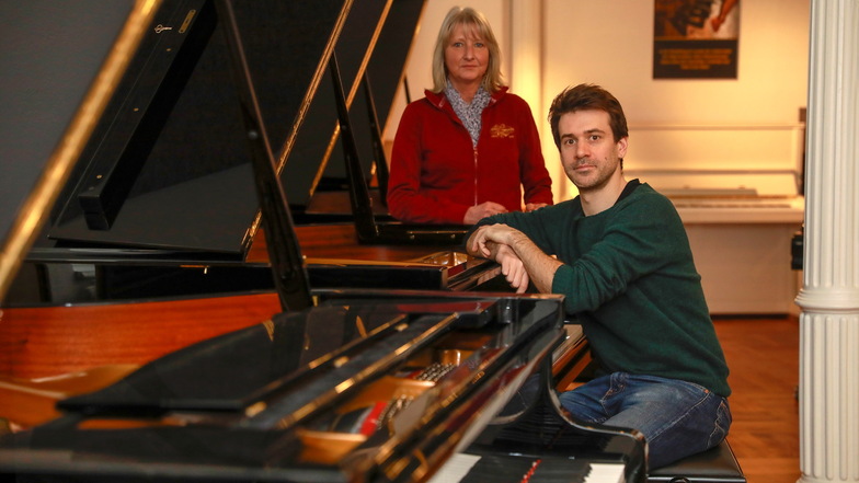 Annekatrin Förster, die Geschäftsführerin der Löbauer Klaviermanufaktur, mit dem belgischen "Praktikanten" Thomas Kint in der neuen Oberlausitzer Piano-Galerie.