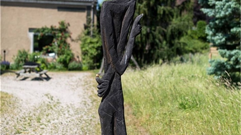 Diese Skulptur am Hauptweg stammt von dem süddeutschen Bildhauer Siegfried Haas.