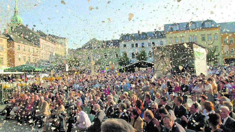 Mit einem Regen aus weißen Papierblüten über dem vollbesetzten Marktplatz wurde am 5. September 2003 der Tag der Sachsen in Sebnitz eröffnet. 20 Jahre später könnte sich das Spektakel wiederholen.