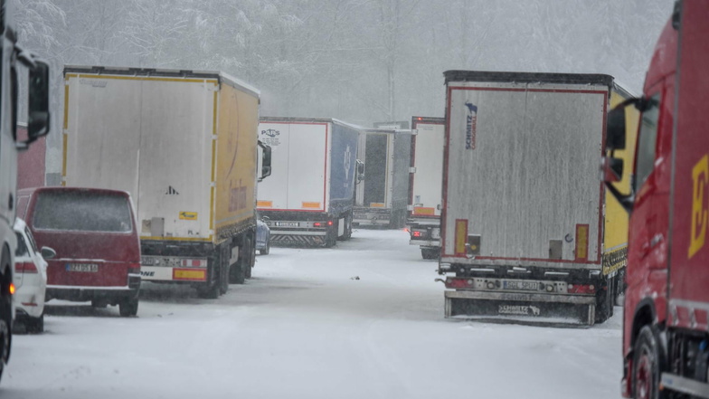 Besonders stark betroffen vom Schneechaos war am Dienstag die A 4 bei Burkau Richtung Dresden. Der Verkehr staute sich kilometerlang.