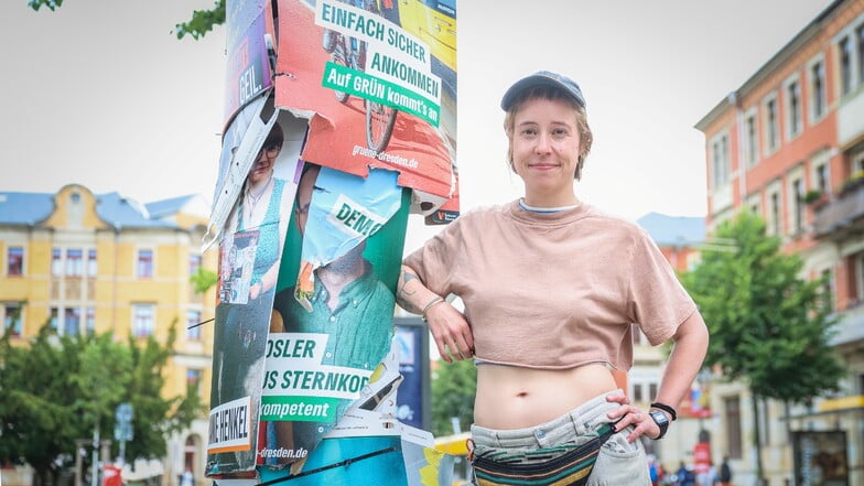 Künstlerin Lisa Maria Baier und ihre neu gestalteten Wahlplakate am Conertplatz in Dresden.