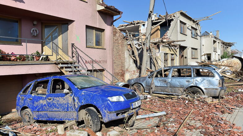 Häuser und Autos sind beschädigt, nachdem ein Tornado das Dorf Moravska Nova Ves getroffen hat. Es gibt auch Tote und Verletzte.