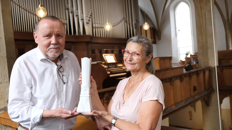 Jörg Danielczyk hat den Leuchter für Pfeifen-Paten entworfen. Ina Heß vom Förderverein der Frauenkirche ist guter Dinge, dass die Porzellan-Orgel bald Wirklichkeit wird.