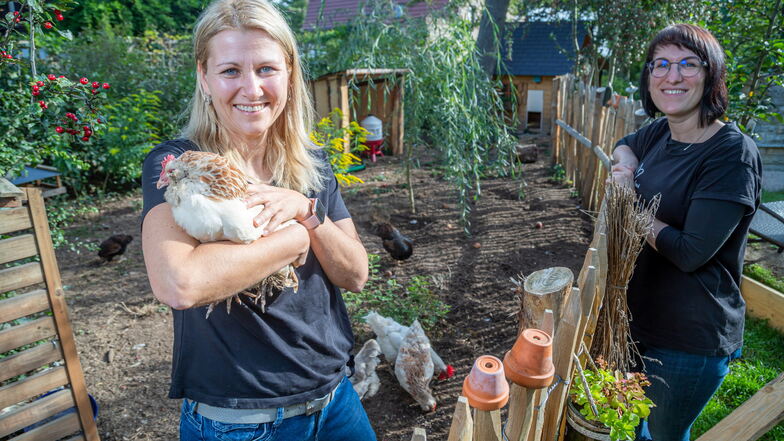 Bloggerin Jenny Böhme, hier mit Mitarbeiterin Susanne Tschirch (rechts) hat einige Hennen in ihrem Garten in Rothenburg. Nun hofft sie darauf, dass noch die Goldene Henne als Publikumspreis für sie dazu kommt.