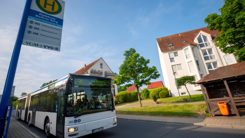An der Bushaltestelle Meißner Berg in Radeburg muss Bastian* von der Linie 456 auf die  Linie 403 wechseln. Weil der Busfahrer  seinen Haltewunsch ignorierte, geriet der Gymnasiast Anfang Mai in eine gefährliche Situation.