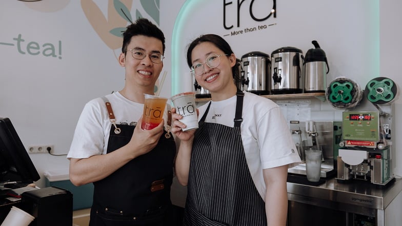 Thao (r.) und Anh Hoang haben auf Heidenaus Bahnhofstraße den ersten Bubble-Tea-Laden der Stadt eröffnet.