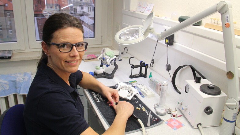 Zahntechnikerin Dorit Schmidt ist eine von 36 Mitarbeitern der Firma KL-Dental in Bautzen. Sie ist seit 30 Jahren am Markt.