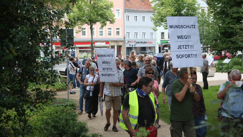 Bis zu 130 Corona-Skeptiker und eine Forderung. In Pirna wurde auch an diesem Mittwoch demonstriert.