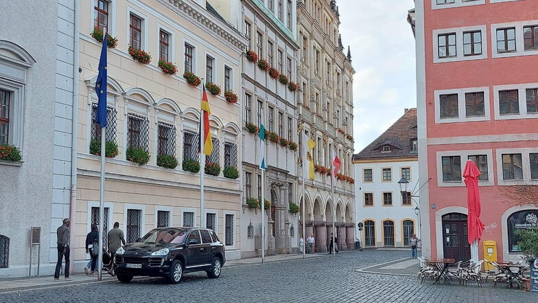 Sieht schön aus, kann aber zur Gefahr werden: Das Görlitzer Rathaus (links).