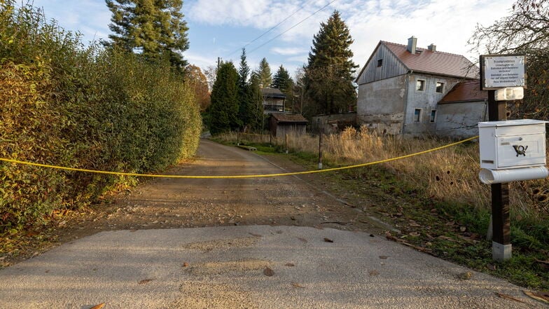 Ein Seil versperrt den Zugang zur Bäckergasse in Pohrsdorf. Die Grundstücksbesitzer pochen auf Privatbesitz, die Anlieger auf ein Wegerecht.