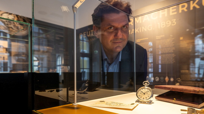 Michael Hammer mit einer historischen Uhr von Union, deren Design in einer Armbanduhr zum 130-jährigen Firmengeburtstag aufgegriffen wurde.