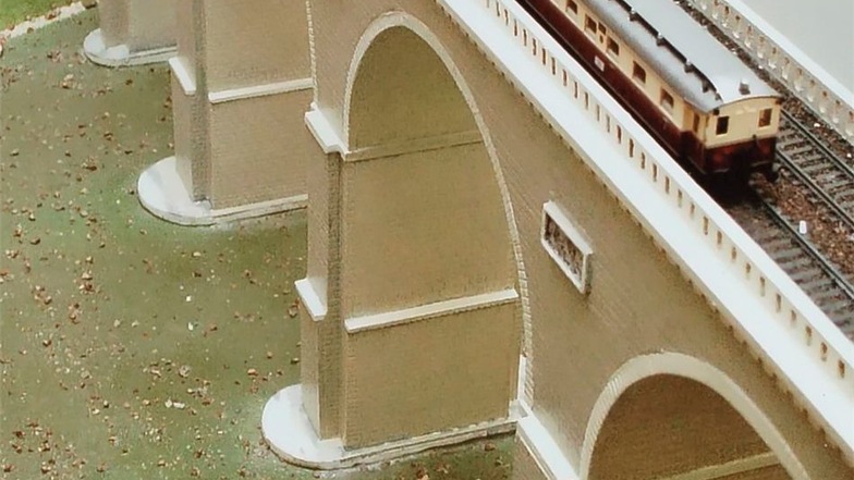 Die 30 großen Bögen des Görlitzer Neiße-Viaduktes sind eine Meisterleistung des Modellbauers.