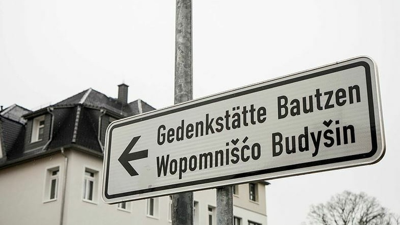 In der Gedenkstätte Bautzen findet eine Veranstaltung des Lausitz Festivals statt. In einer Theaterinszenierung kommen ehemalige Häftlinge des Bautzener Stasiknasts zu Wort.