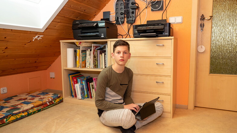 Joshua Eißer (15) ist verzweifelt. Das Internet in seinem Wohnort Grund ist so langsam, dass er nicht am Live-Stream-Unterricht seiner Schule teilnehmen kann.