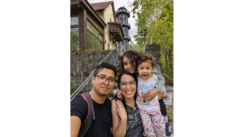 Kelvis Escandela mit ihrem Mann Jesus Arias und ihren Töchtern Laura und Alessa bei einem Ausflug zum Gusseisernen Turm in Löbau.