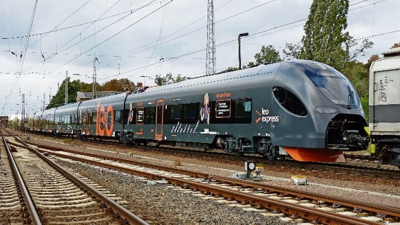 Der Sirius, der neue Vorzeigezug der tschechischen Privatbahn Leo Express, bei seinem kurzen Zwischenstopp in Röderau.