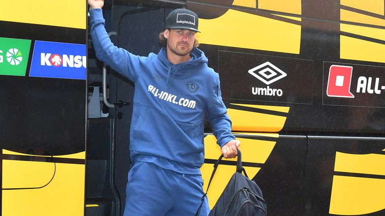 Ganz in Blau stieg Yannick Stark bei der Ankunft im Trainingslager aus dem Mannschaftsbus.